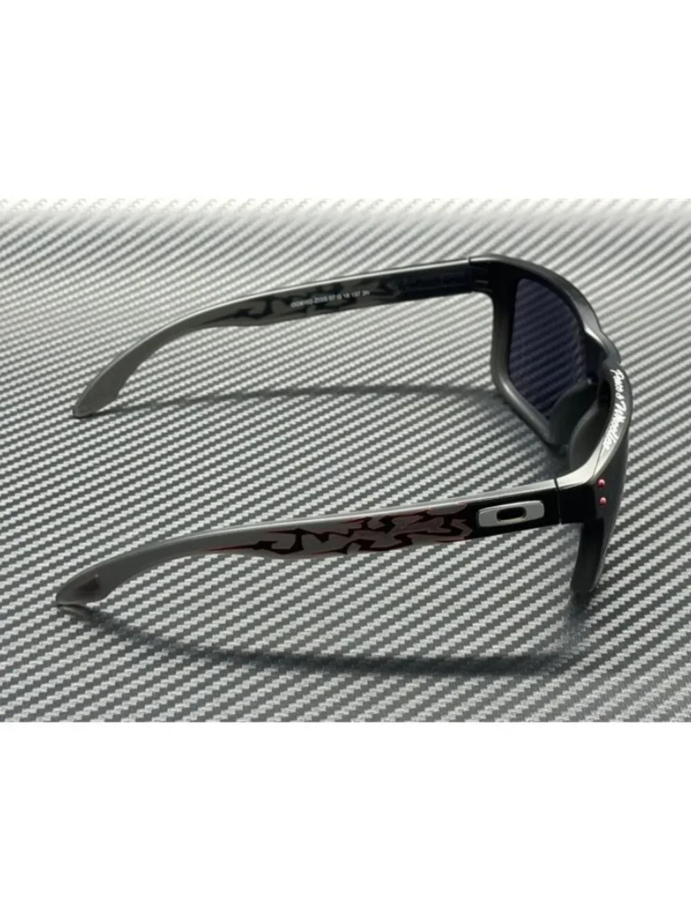 New Oakley Men  Black Fade Sunglasses 57-18-137